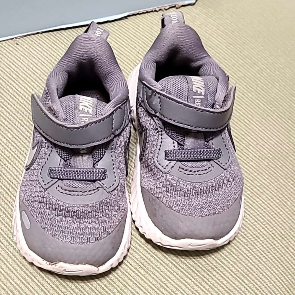 💛 Nike Revolution gray shoes size 4 C (childrens)